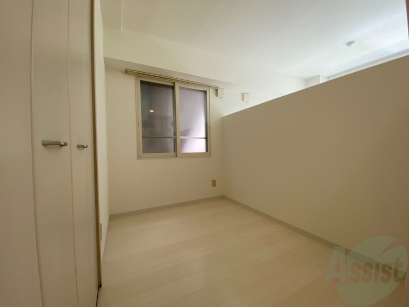 その他部屋・スペース　寝室はこちらです。光が差し込む、温かみのあるお部屋です。