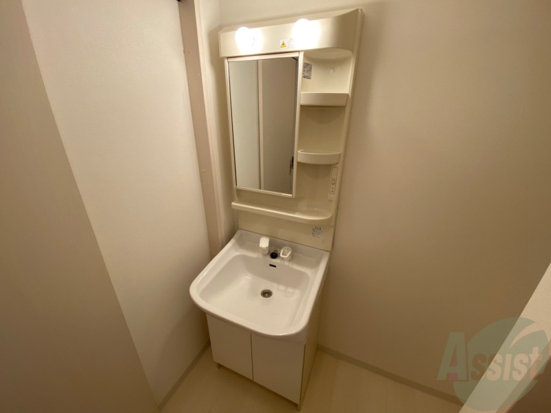 洗面設備　独立洗面台です。大きくてよいですね。シャンプーもできます。