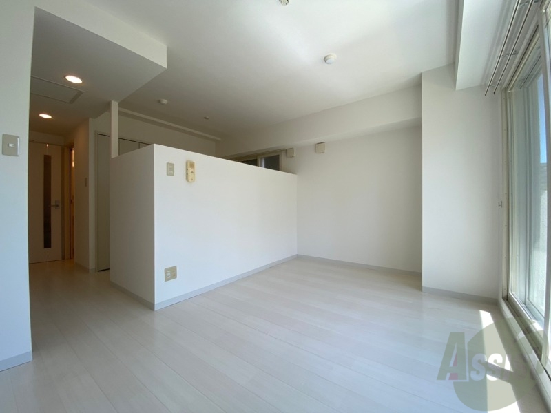 居室・リビング　リビングです。白を基調としていてお部屋全体が明るいですね！