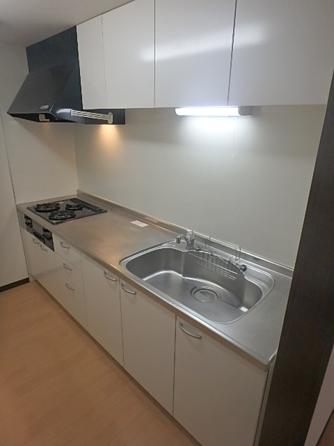 キッチン　大きなサイズのキッチンでお料理もはかどりますね。