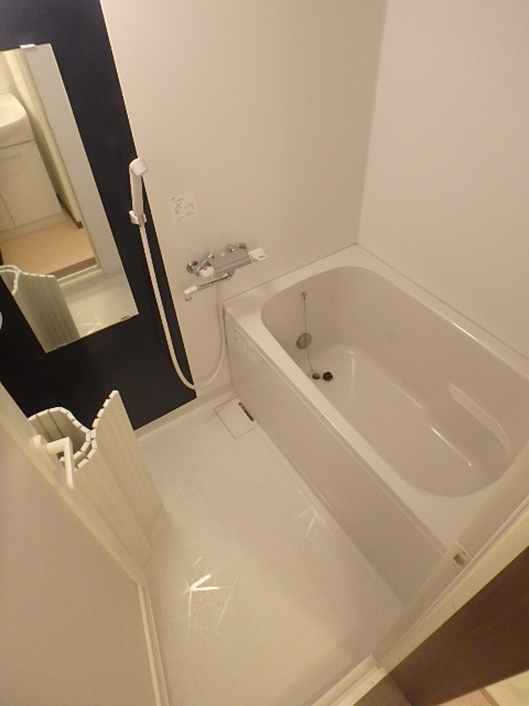 バス・シャワールーム　清潔感のあるバスルームです。