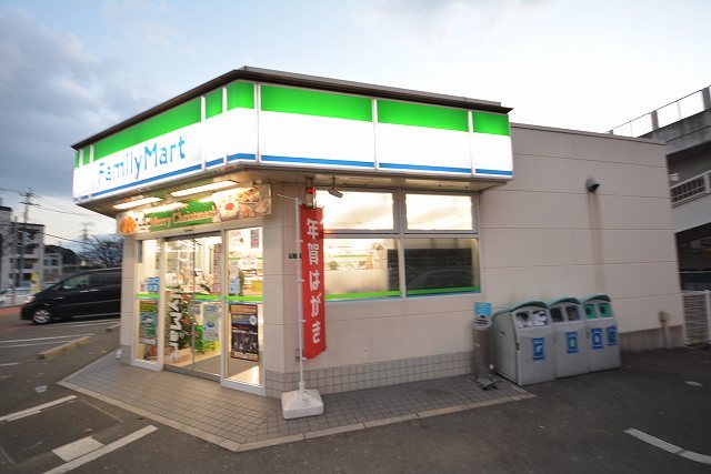 コンビニ　ファミリーマート（コンビニ）まで600m