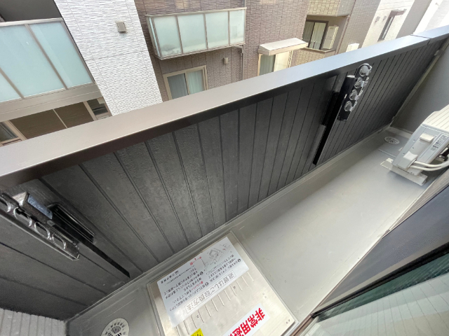 バルコニー　洗濯物を干すのに十分なスペースがございます。