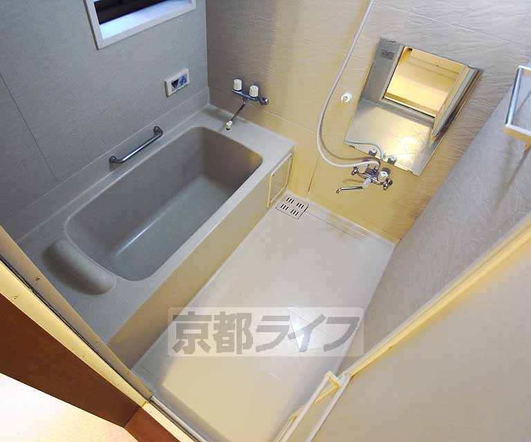 バス・シャワールーム　リラックスできそうなお風呂ですね。