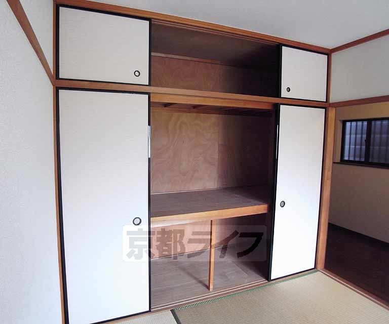 収納　たくさん入りそうな押入れですね。