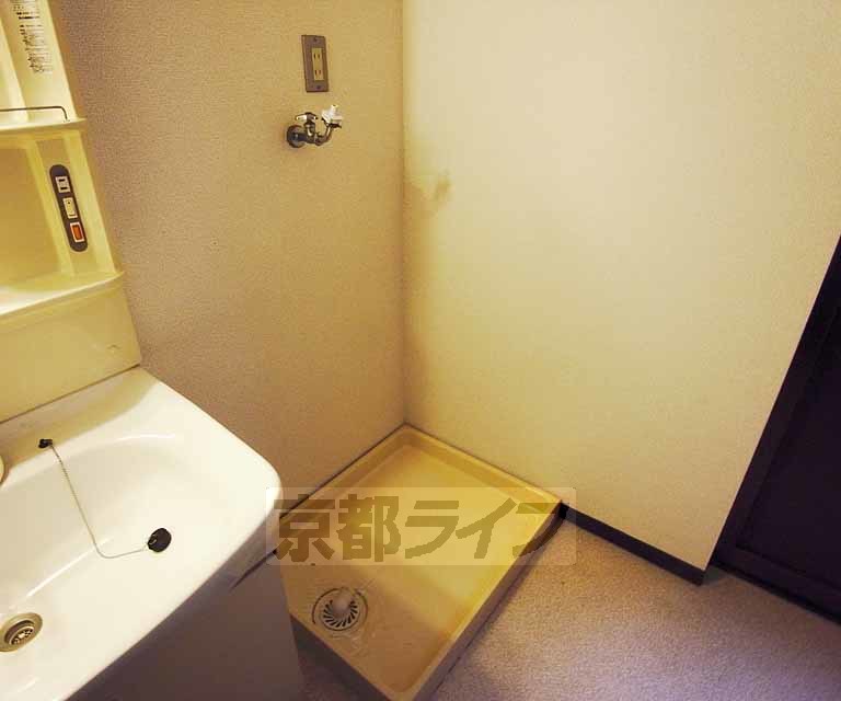 その他設備　お風呂近くに洗濯機置き場があります。