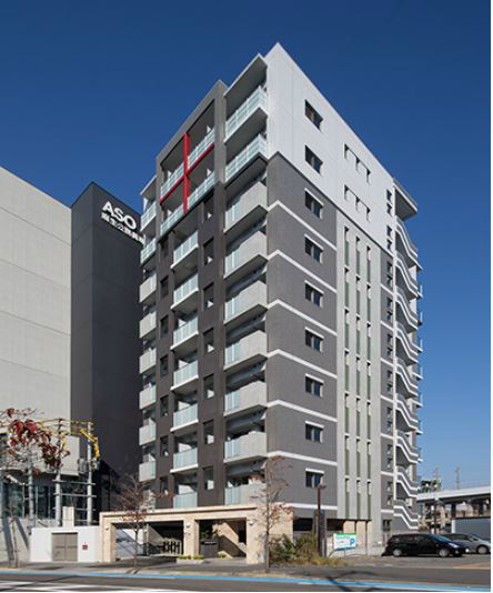 建物外観　大通りに面しており、安心です。隣はコンビニで夜まで明るい。