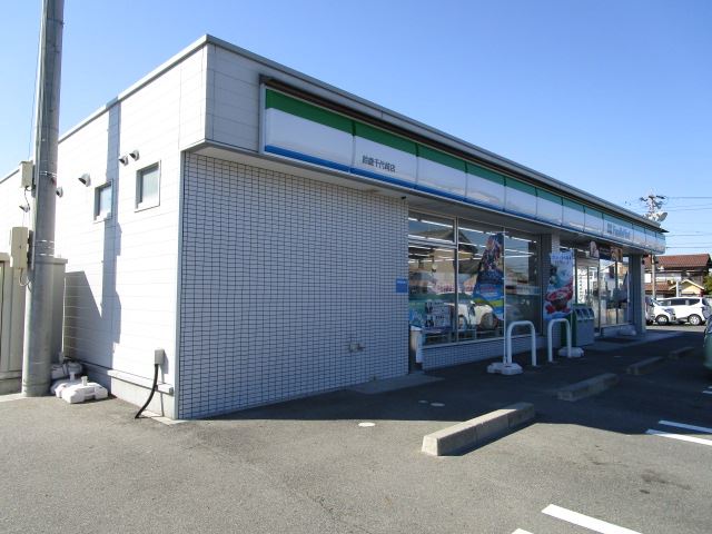 コンビニ　ファミリーマート（コンビニ）まで590m