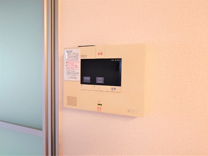 セキュリティ　来訪者の姿が確認できます。