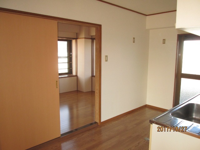 キッチン　キッチンから洋室６帖。