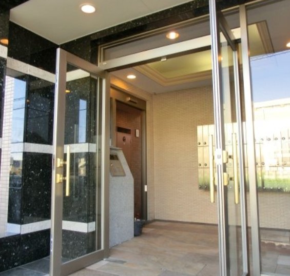 エントランス　ゆとりのあるエントランスです