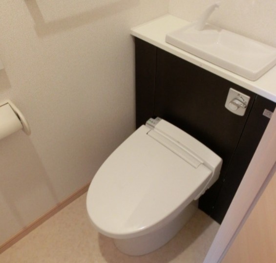 トイレ　落ち着いた色調のトイレです