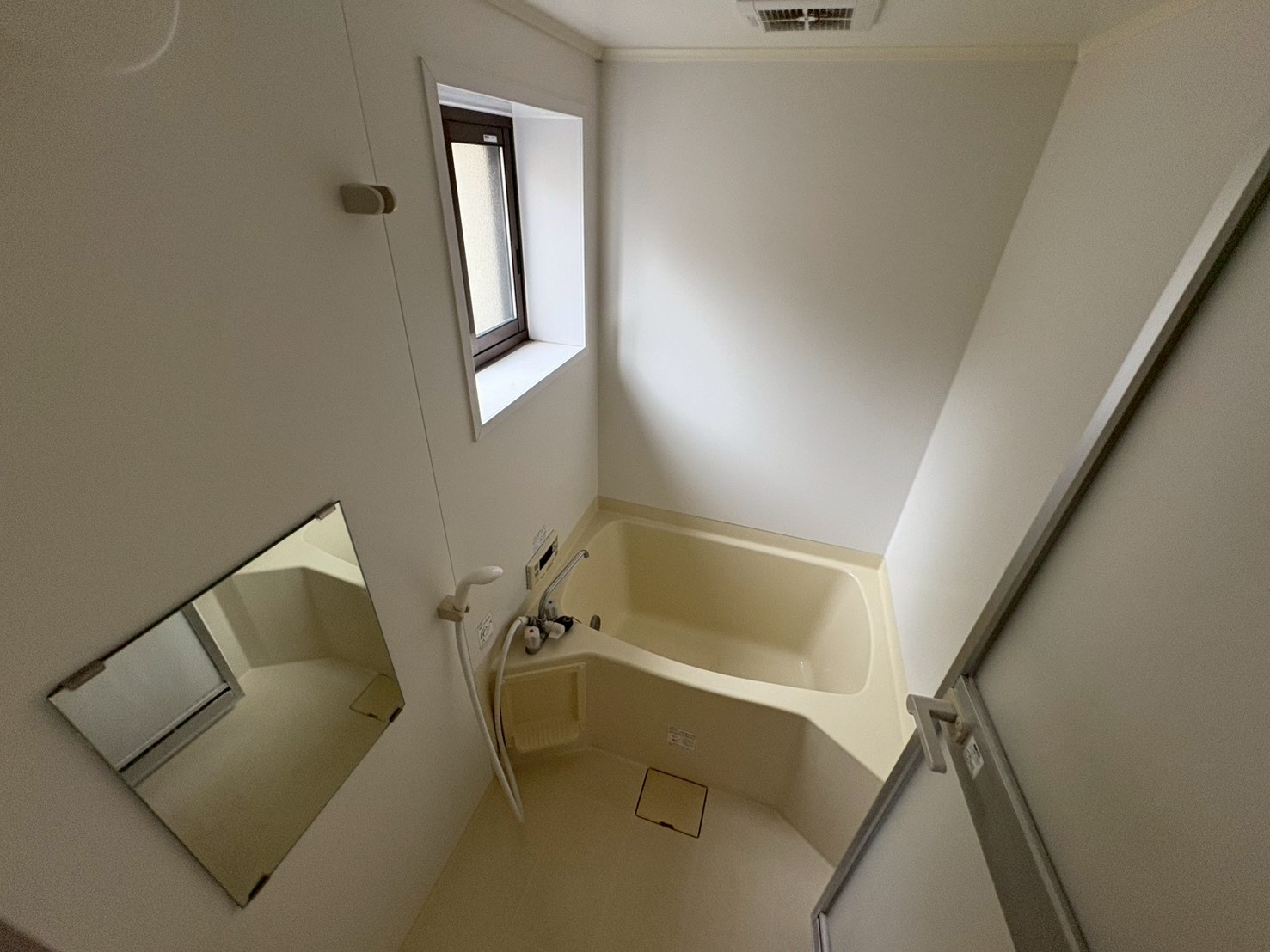 バス・シャワールーム　窓付きで換気に便利！追炊き機能つきで便利！