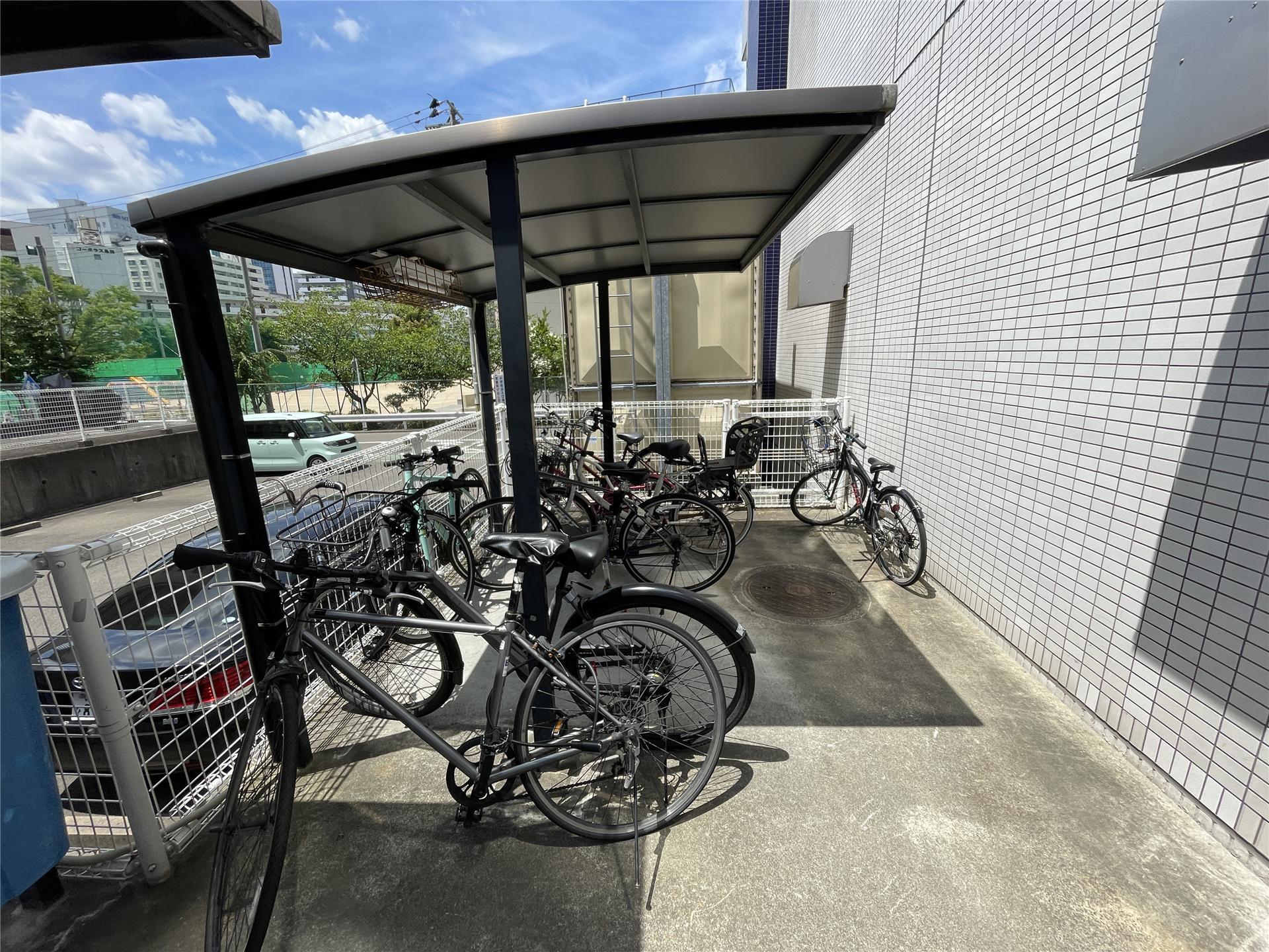 その他　屋根付きの駐輪場があります