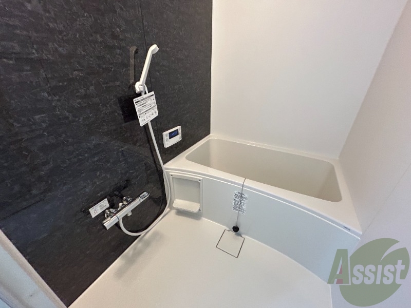 バス・シャワールーム　浴室は広々としており、浴槽もかなり大きいです。