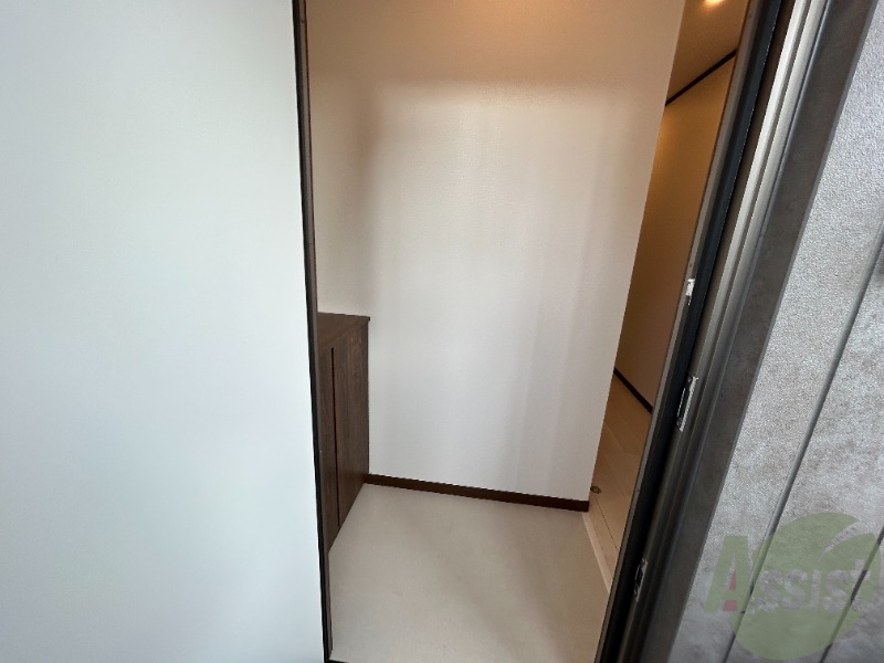 玄関　こちらは玄関です。入って左手に靴箱があります。