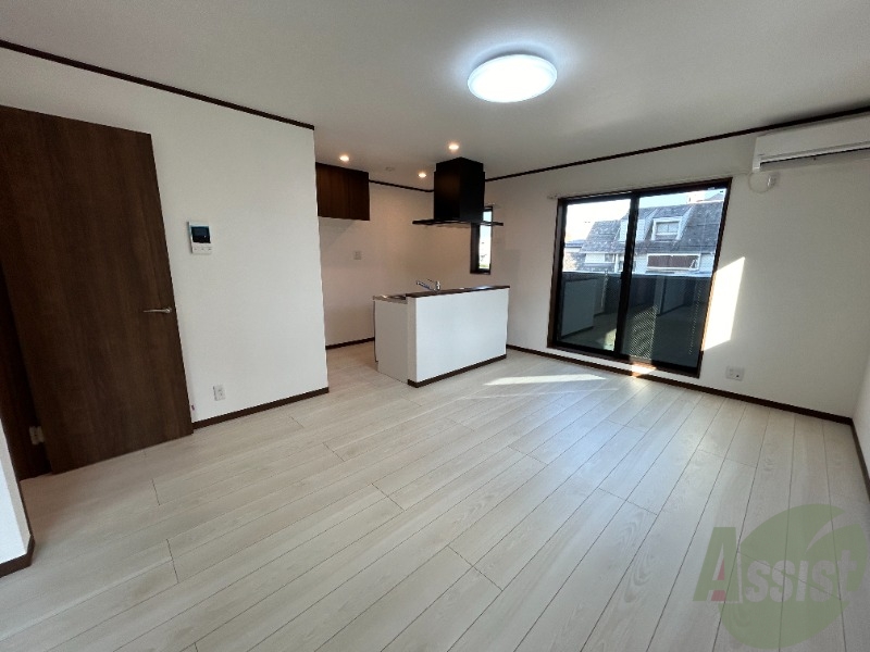 居室・リビング　リビングです。窓が大きく、日差しが良く入ります。