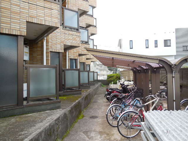 その他共有部分　雨の日でも安心して止められる屋根付の駐輪場です☆