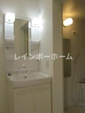 洗面設備　明るい洗面所です