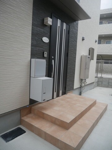 玄関　宅配ボックスもあって嬉しいですね。