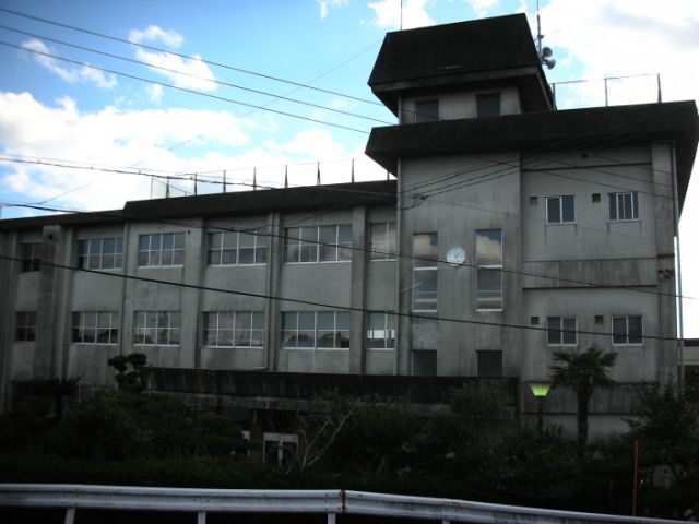 小学校　志摩市立鵜方小学校（小学校）まで921m