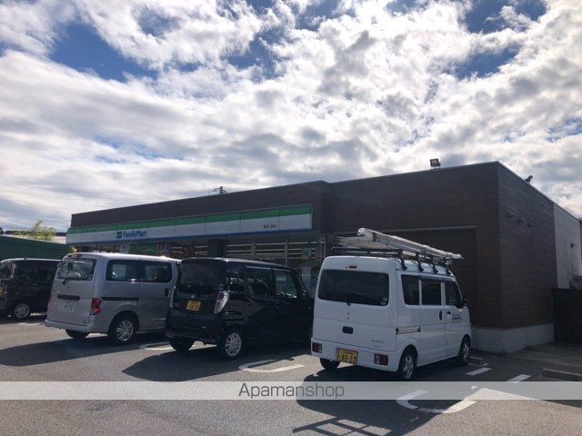 コンビニ　ファミリーマート（コンビニ）まで1051m