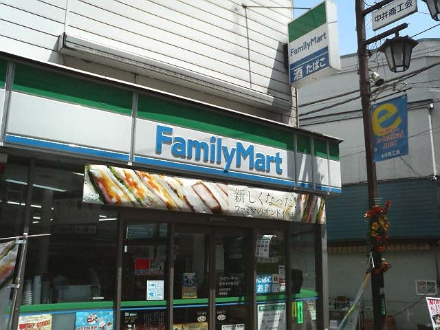 コンビニ　ファミリーマート新宿中井駅前店（コンビニ）まで58m
