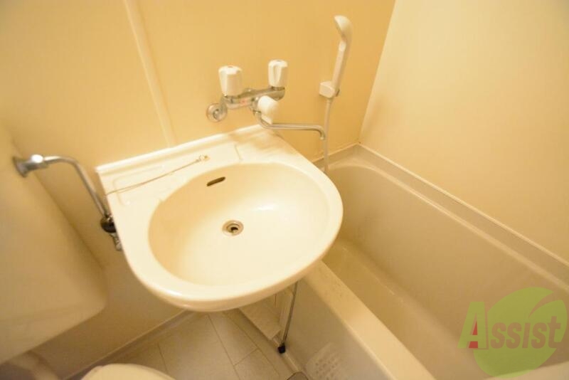 洗面設備　シンプルな洗面台です