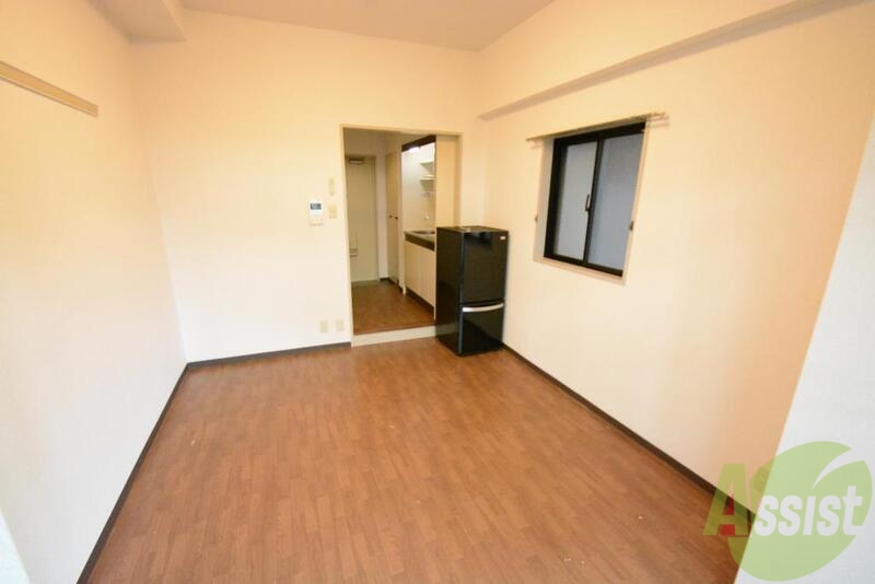 居室・リビング　フローリング貼りの室内です