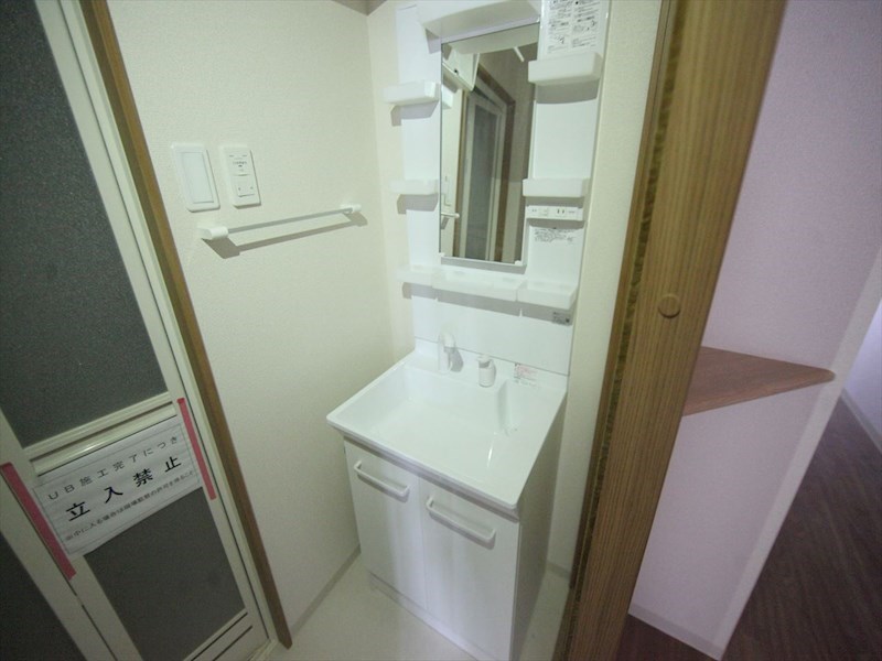 洗面設備　脱衣所　独立洗面台（シャンプードレッサー付）収納スペース有