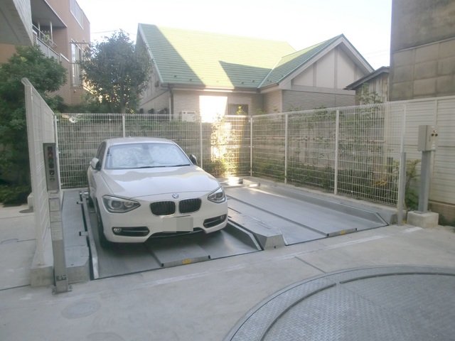 駐車場　敷地内立体駐車場（要確認）。