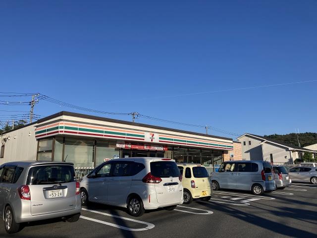 コンビニ　セブンイレブン（コンビニ）まで1235m