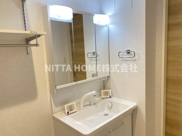 洗面設備　三面鏡の洗面化粧台付き☆清潔感のある空間です＊