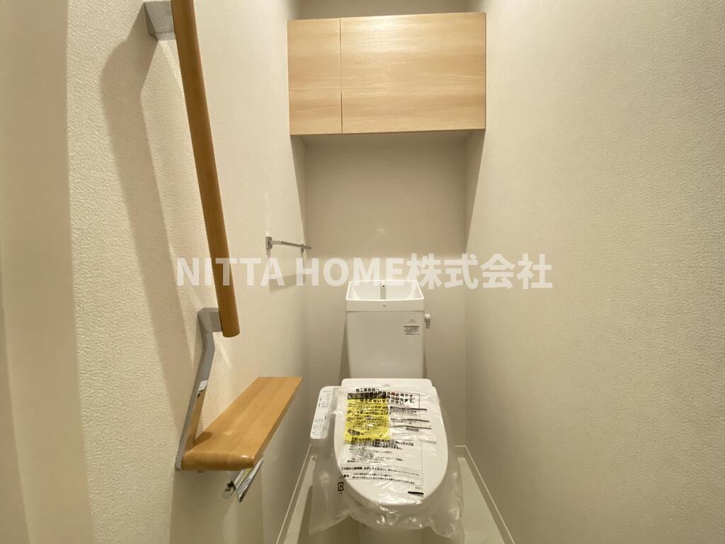 トイレ　収納棚付き＊暖房洗浄便座のトイレです＊