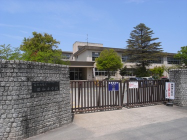 小学校　福知山市立昭和小学校（小学校）まで588m