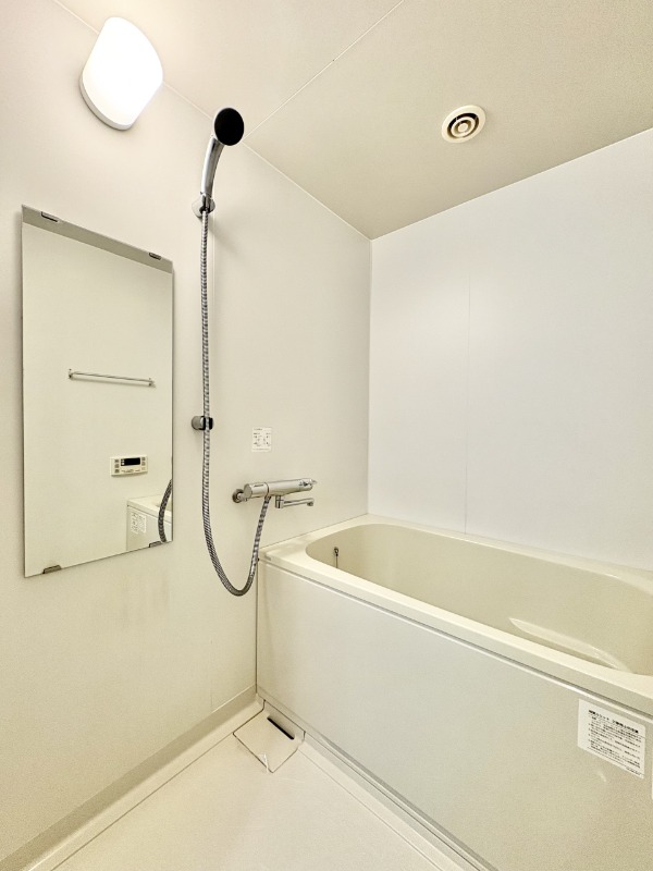 バス・シャワールーム　追い焚き機能付き♪