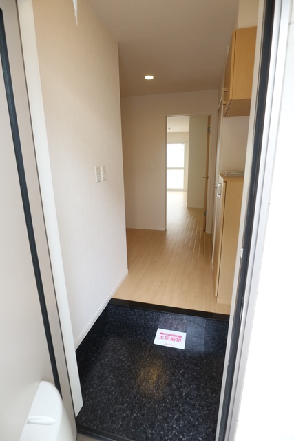 玄関　※写真は他号室です