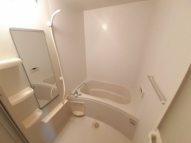 バス・シャワールーム　コンパクトで使いやすいお風呂です