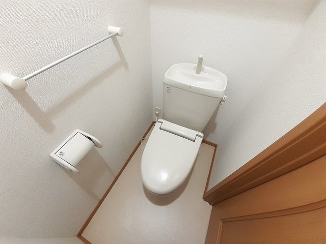 トイレ　落ち着いた色調のトイレです