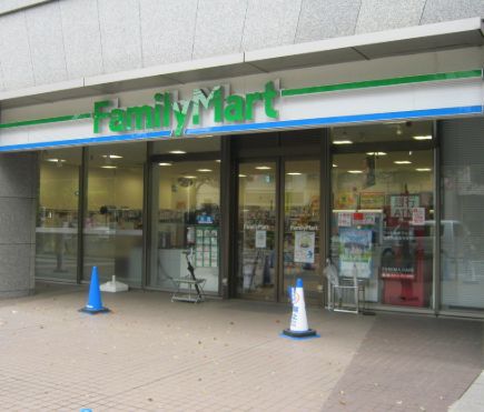 コンビニ　ファミリーマート 朝日生命代田橋ビル店（コンビニ）まで135m