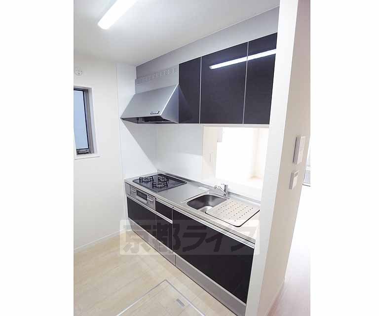 キッチン　３口コンロ付きのシステムキッチンです。