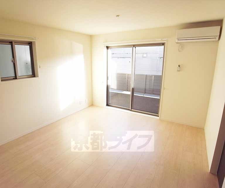 居室・リビング　明るいリビング、南向きです