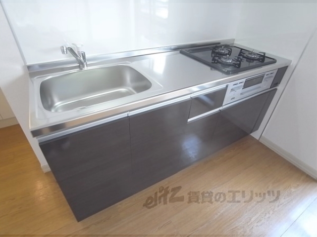 キッチン　綺麗で広々としたキッチンです