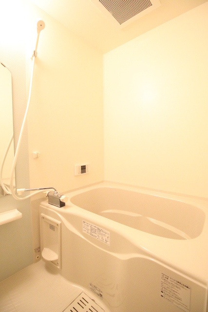 バス・シャワールーム　追焚き付きのお風呂です。