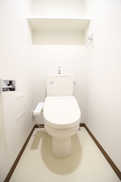 トイレ　温水洗浄便座付きのトイレ。