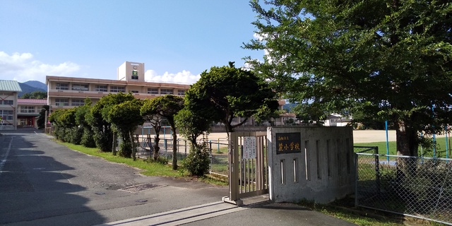 小学校　鳥栖市立麓小学校（小学校）まで750m