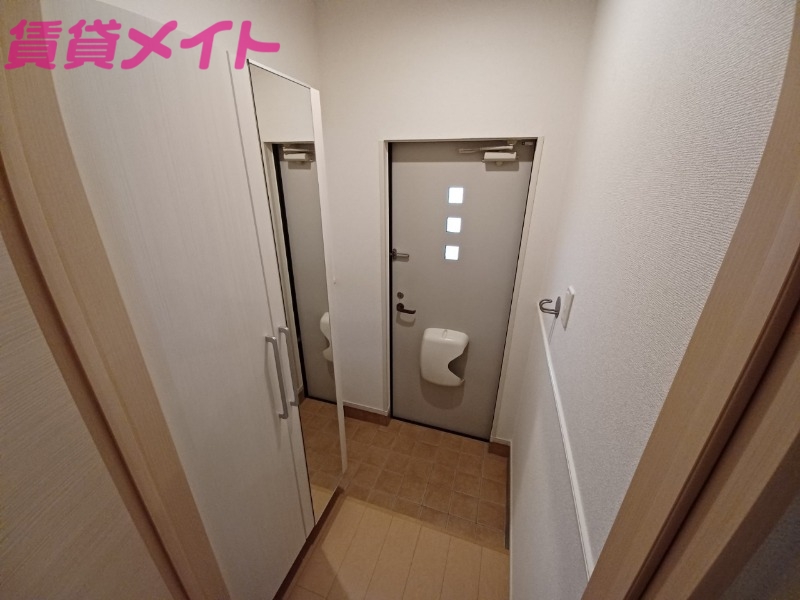 玄関　同タイプ部屋写真です。