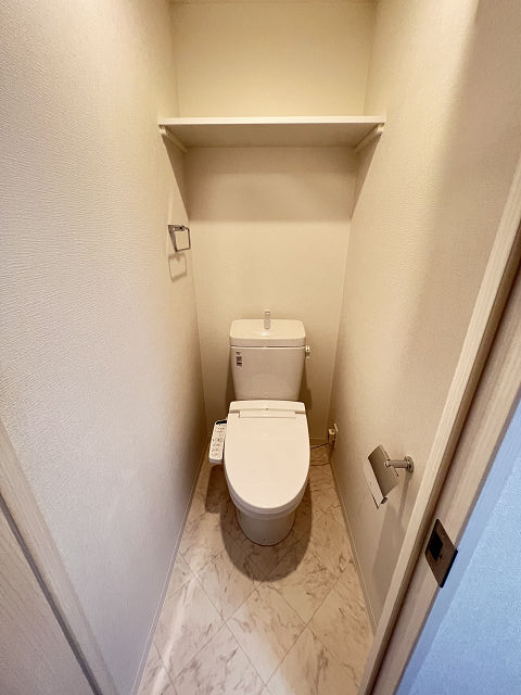 トイレ　落ち着いた色調のトイレです