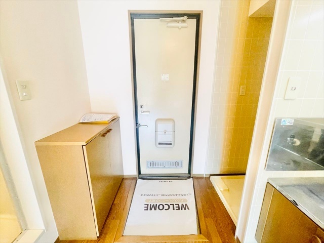 玄関　同一建物内２０６号室内装写真転載