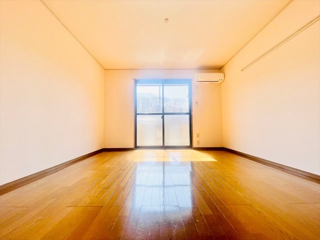 居室・リビング　同一建物内２０６号室内装写真転載